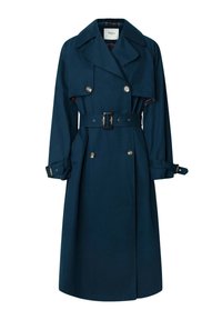Trench-coat bleu marine croisé avec larges revers, ceinture avec boucle, détails boutons et brides aux poignets, doublure tartan visible à l'intérieur du col.