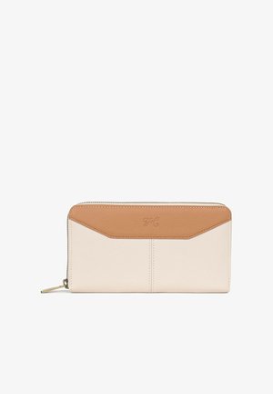 Portefeuille en cuir avec un corps beige et un accent triangulaire marron. Dispose d'une fermeture éclair et d'un logo embossé à l'avant. Texture lisse.