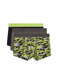 Trois boxers pour hommes empilés, présentant un motif camouflage en vert, gris, noir, un gris uni et un noir, avec le logo "Guess" sur les ceintures.