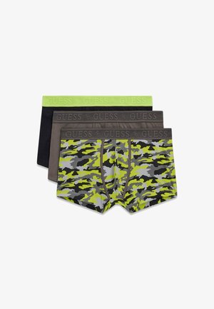 Drei gestapelte Herren-Boxershorts mit Tarnmuster in Grün, Grau, Schwarz sowie einfarbig in Grau und Schwarz, mit "Guess"-Markenlogo auf den Bundbändern.
