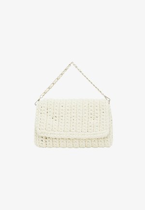 Sac à main tissé blanc avec une surface texturée, doté d'une fermeture à rabat et d'une chaîne argentée pour le porter.
