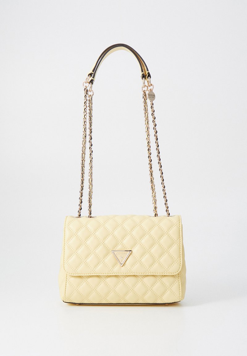 Borsa a tracolla gialla trapuntata con pattina anteriore, caratterizzata da un logo triangolare in metallo e doppi manici a catena con un accento in pelle.