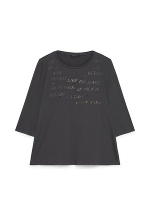 Tummanharmaa pitkähihaista paita, jossa pyöreä pääntie ja pieniä, hajanaisia hopeanvärisiä tekstejä sekä koristeita etuosan yläosassa.