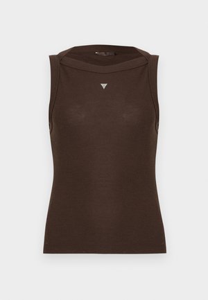 Top marrón sin mangas con cuello alto, hecho de una tela suave. Presenta un sutil logo triangular en el pecho.