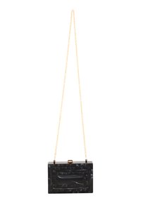 Sort akryl clutch med et geometrisk design, der har en guld kædehank og en dekorativ lås. Overfladen har en blank finish.