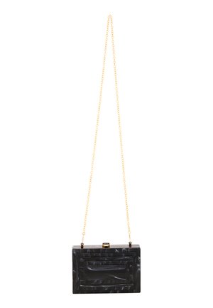 Fekete akril clutch geometrikus mintával, arany lánc pánttal és díszes csattal. A felülete fényes bevonattal rendelkezik.