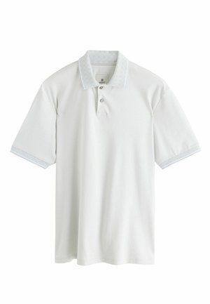 Hvid polo-shirt lavet af bomuld, med et mønstret krave og kantdetaljer. Korte ærmer med en klassisk pasform og tre-knaps lukning.
