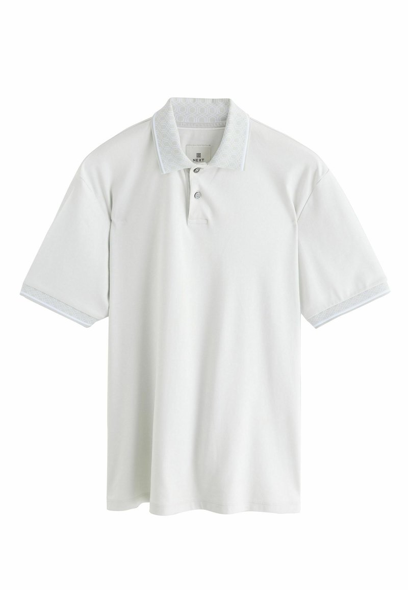 Hvid polo-shirt lavet af bomuld, med et mønstret krave og kantdetaljer. Korte ærmer med en klassisk pasform og tre-knaps lukning.