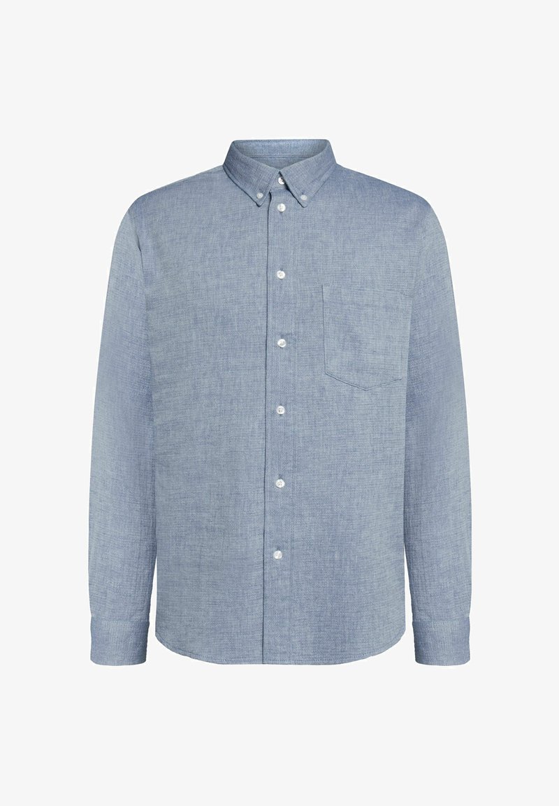Chemise bleu clair à boutons, fabriquée dans un tissu texturé, avec une poche poitrine et des boutons blancs sur un col classique.