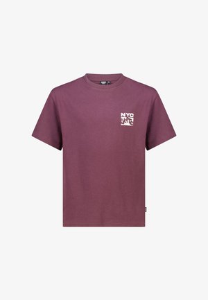 Camiseta de manga corta color granate, hecha de algodón, con un estampado gráfico blanco que dice "NYC". Cuello redondo y ajuste relajado. No se ven costuras laterales.