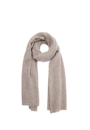 Suave bufanda beige de punto doblada con un extremo colgando más largo, adecuada para uso en invierno, mostrada sobre fondo blanco.