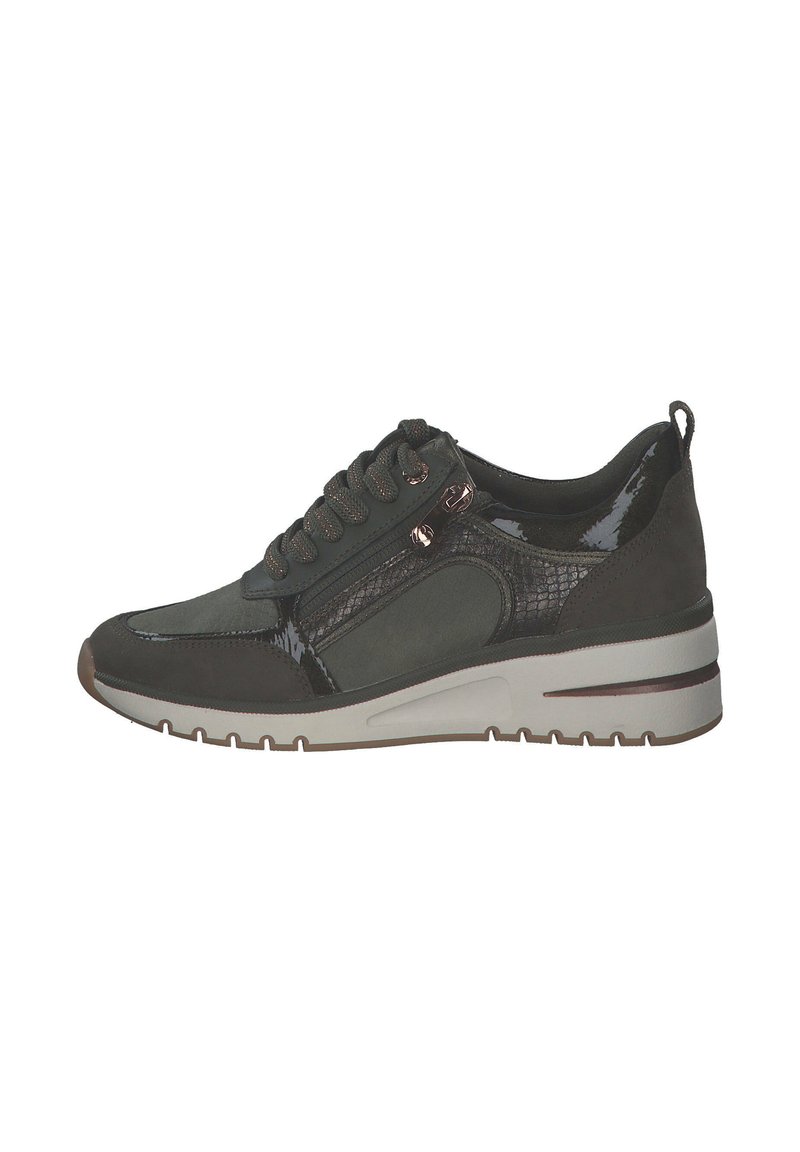 Scarpa sportiva verde scuro con finitura testurizzata, accenti lucidi, punta rotonda e collo imbottito. Presenta occhielli metallici e suola in gomma.