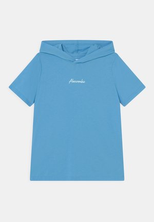 Lyseblå kortærmet hættetrøje med hvid "Abercrombie"-tekst centreret på brystet, vist på en ensfarvet baggrund.