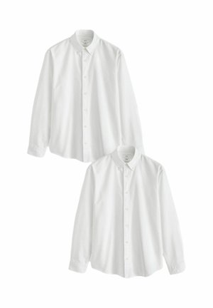Weiße, langärmelige Hemden mit Knopfleiste und Kragen, ausgestattet mit einer Tasche, aus glattem Baumwollstoff. Zwei Hemden werden übereinander gestapelt angezeigt.