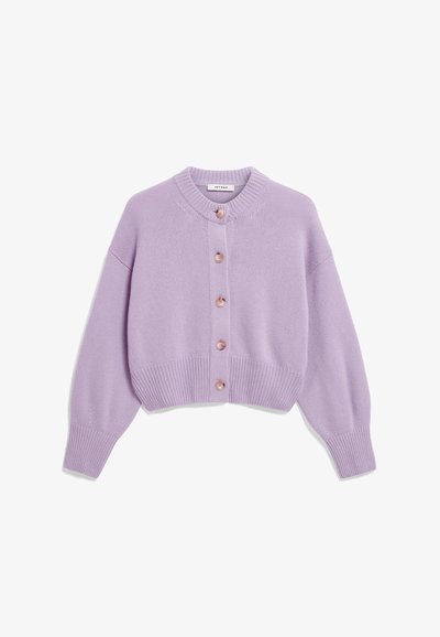 Hellpurpurfarbenes, kurz geschnittenes Strickjäckchen mit rundem Halsausschnitt, langen Ärmeln und sechs Knöpfen auf der Vorderseite.