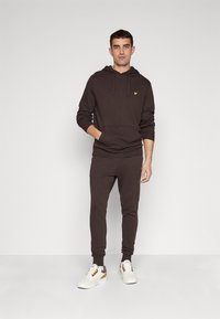 Lyle & Scott SKINNY  - Jogginghose - sediment