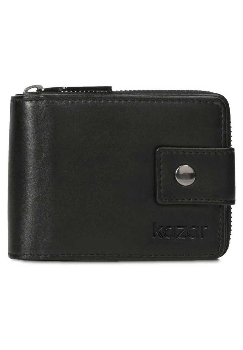 Portafoglio in pelle nera con chiusura a zip, bottone a pressione e logo "kazar" impresso. Design compatto con linee pulite e texture liscia.