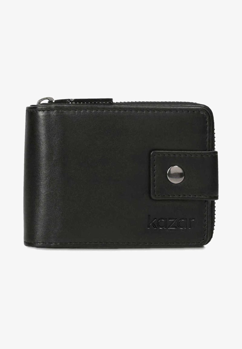 Zwarte leren portemonnee met een ritssluiting, drukknoop en een gegraveerd "kazar" logo. Compact ontwerp met strakke lijnen en een gladde textuur.