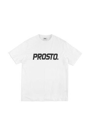 Biała koszulka z krótkim rękawem o luźnym kroju, z wyraźnym czarnym logo "PROSTO." na przodzie. Wykonana z gładkiej bawełnianej tkaniny.