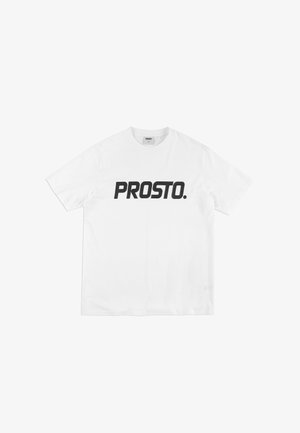 Biała koszulka z krótkim rękawem o luźnym kroju, z wyraźnym czarnym logo "PROSTO." na przodzie. Wykonana z gładkiej bawełnianej tkaniny.