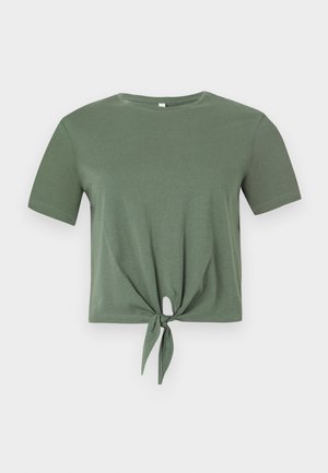 Zöld, rövid ujjú, megkurtított póló kerek nyakkivágással és az alján elöl megkötött csomóval.