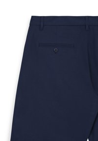Pantaloni blu navy con una tasca posteriore con chiusura a bottone, vita piatta e texture liscia. Design semplice senza motivi visibili.