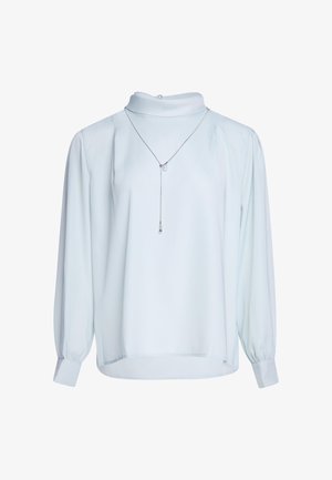Langärmlige weiße Bluse mit hohem Kragen und zartem silbernem Halsband mit kleinem Perlanhänger auf weißem Hintergrund.