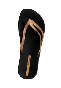 Chanclas negras con suela texturizada, que presentan correas trenzadas doradas y una etiqueta dorada con el nombre de la marca, Ipanema.
