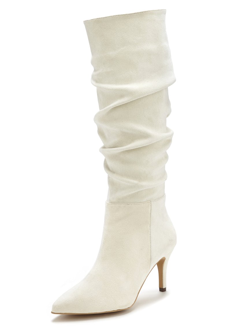 Weißes Wildleder-Knöchelhochschaftstiefel mit weicher, geraffter Textur, spitzem Schuhkopf und schlankem Absatz. Glatte, unverzierte Außenseite.