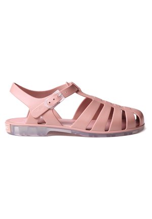Pinkfarbene Sandale mit offenem Zehenbereich, mehreren Riemen und transparenter, flacher Sohle, mit seitlicher Schnalle zur Knöcheleinstellung.