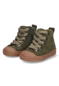Olijfgroene suède high-top sneakers met bruine rubberen teenkappen, tweekleurige veters, zijrits en gestructureerde rubberen loopzolen.