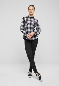 Brandit FLANELL - Užsagstoma palaidinė - white black