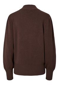 Brun, langærmet strikket sweater med ribstrikkede manchetter, kant og høj hals, vist bagfra på hvid baggrund.