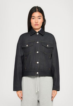Giacca in denim scuro con colletto, chiusura frontale a bottoni, due tasche a pattina e dettagli di cucitura a contrasto. Design cropped con maniche oversize.