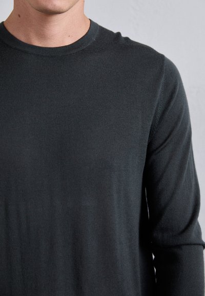 Dunkelgrauer Strickpullover mit Rundhalsausschnitt und langen Ärmeln, weichem Material und schlichtem Design, geeignet für Freizeitmode.