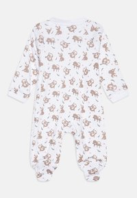 Fehér kezeslábas, amelyen ismétlődő lajhár és szarvas minta található, puha, texturált anyagból készült. Hosszú ujjak és rugalmas mandzsetták egészítik ki a dizájnt.