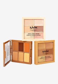 Trois palettes de maquillage NYX avec un extérieur doré et beige, présentant une variété de teintes crème dans des compartiments rectangulaires, conçues pour le contouring et le camouflage.