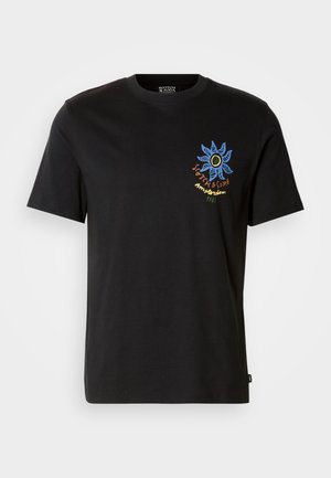 T-shirt nera in cotone con maniche corte e stampa floreale colorata sul petto a sinistra. Girocollo con vestibilità regolare.