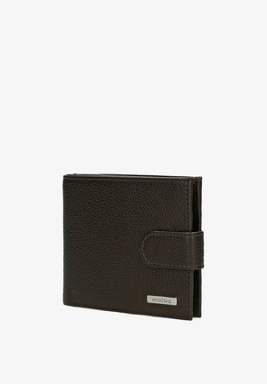 Bruine leren portemonnee met een gemêleerd oppervlak, opvouwbaar ontwerp en een zilveren metalen logo-accent. Voorzien van een drukknoopsluiting aan de voorkant.