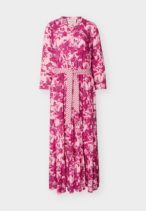 Pikk roosa kleit tumeroosade lillemustritega, pikkade varrukatega, nööbitava eest ja triibulise kangast vöödiga, mis on vöökohal sõlmitud.