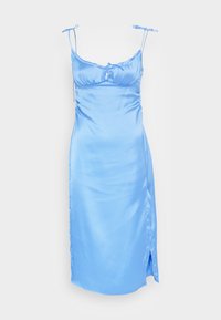 Vestido de satin azul claro com alças de ombro ajustáveis, um detalhe em chave na zona do peito e uma fenda lateral para facilitar o movimento. Textura suave.