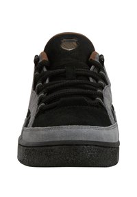 Svarta och grå sneakers med en överdel av mocka och textil, rund tå, gummiyttersula och kontrasterande bruna accenter på tungan.