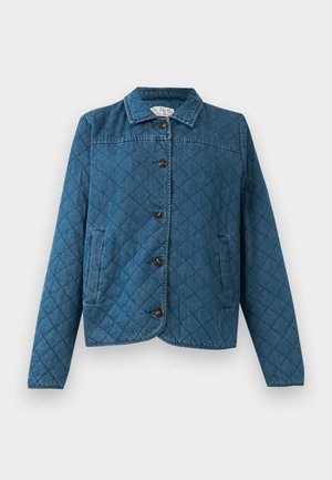 Gepolsterte Jeansjacke mit Kragen, langen Ärmeln, Frontknöpfen und zwei seitlichen Taschen vor einem schlichten Hintergrund.
