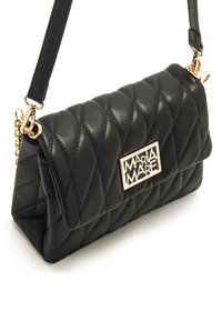 Bolso de mano acolchado negro con placa de logo en tono dorado, correa ajustable y cuero texturizado. Diseño rectangular compacto, acentos modernos.