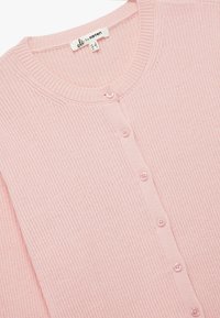 Cardigan a coste rosa chiaro con scollo rotondo, caratterizzato da sei bottoni abbinati e un'etichetta con la scritta "ole by kearen". Texture morbida.