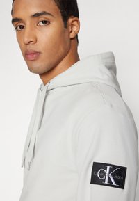 Calvin Klein Jeans BADGE HOODIE - Felpa - lunar rock