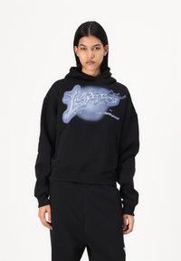 Sweatshirt preto com capuz e corte solto, apresentando um design gráfico azul na parte da frente. Inclui bolso canguru e punhos canelados.