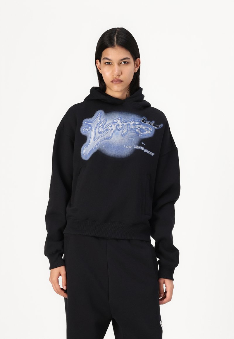 Sweatshirt preto com capuz e corte solto, apresentando um design gráfico azul na parte da frente. Inclui bolso canguru e punhos canelados.