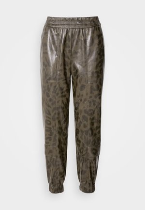Olijfgroene neplederen joggers met een luipaardprintpatroon, voorzien van een elastische tailleband en boordjes bij de enkels, een soepele textuur en zakken.