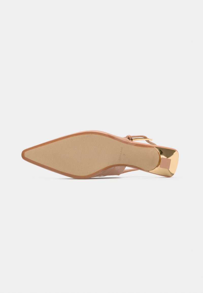Sandal en cuir tan à bout pointu vue depuis la semelle, avec un talon bloc métallique doré et une lanière de cheville réglable avec boucle.